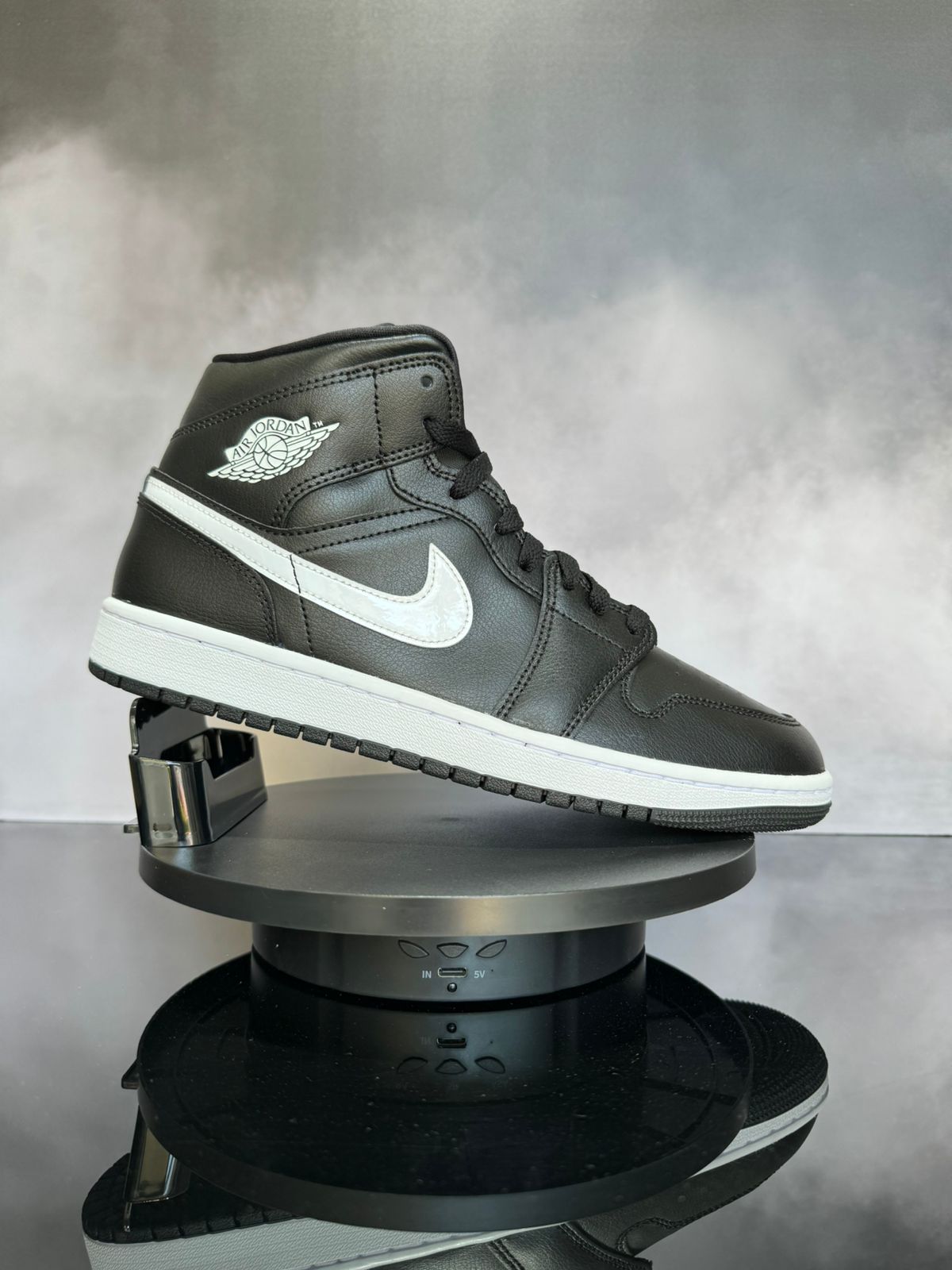 Jordan 1 Mid Black White