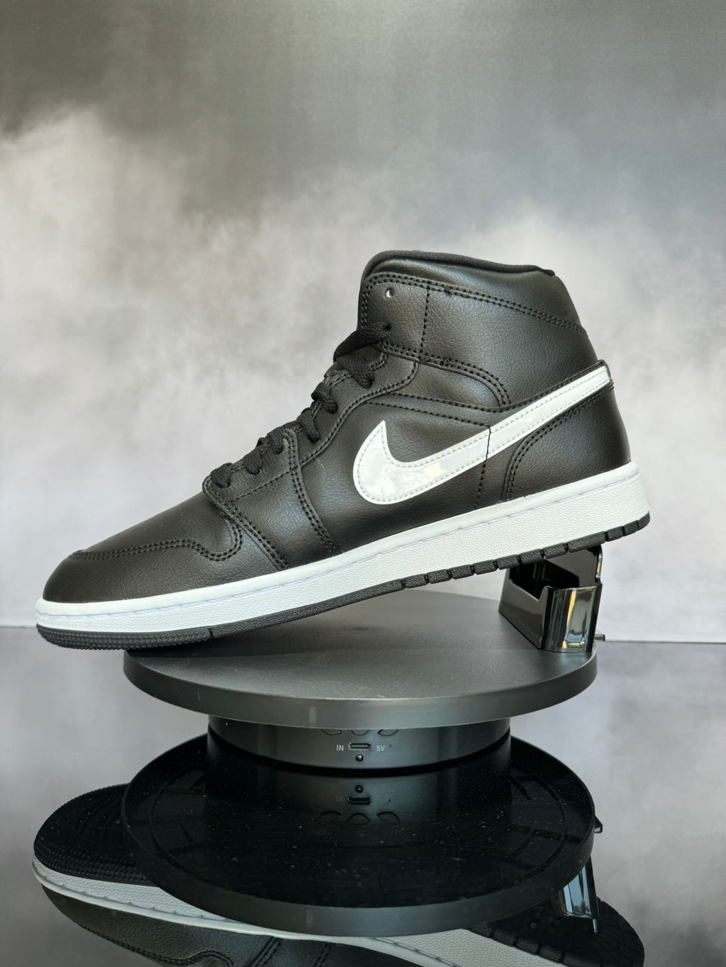 Jordan 1 Mid Black White