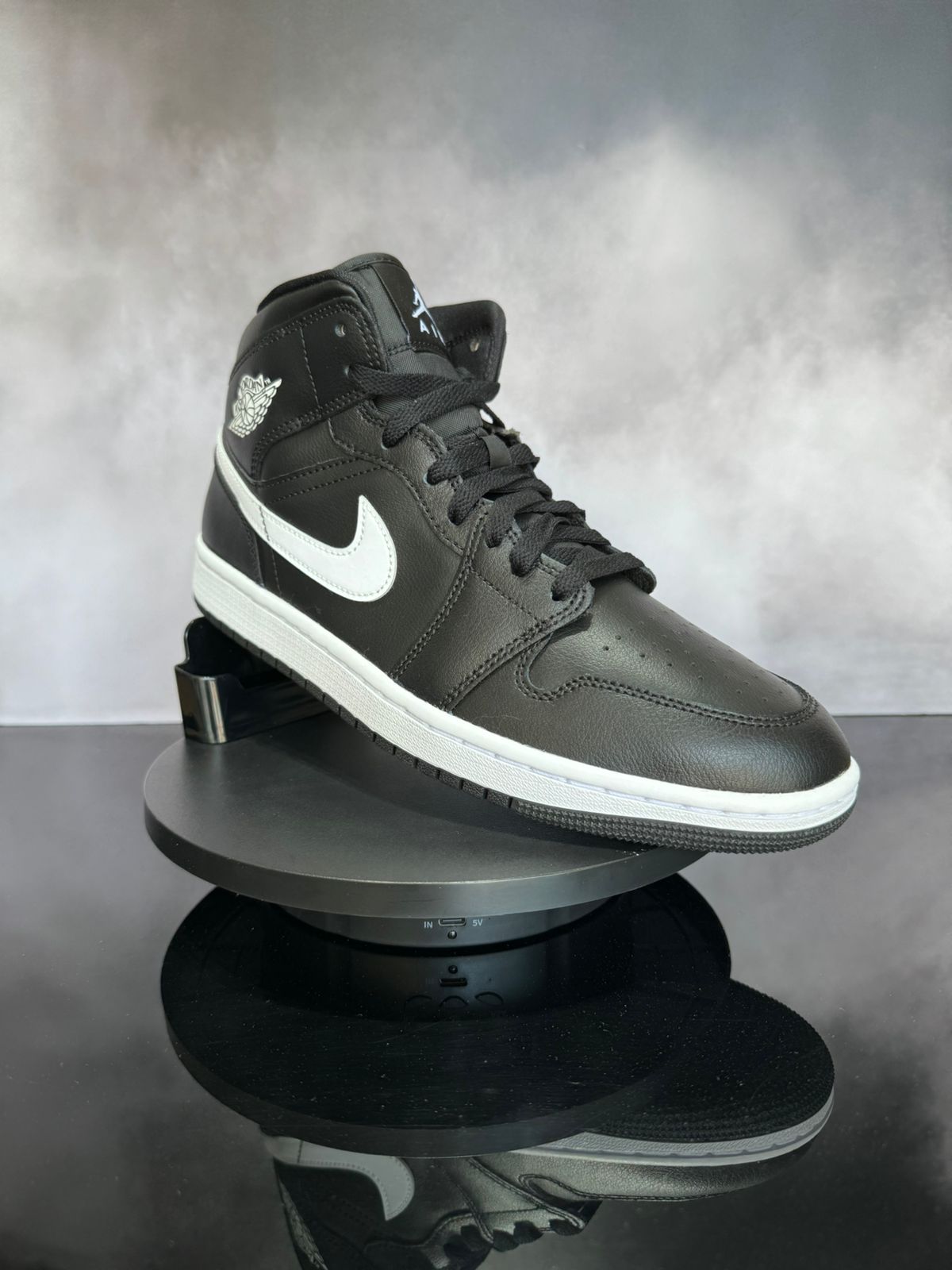 Jordan 1 Mid Black White