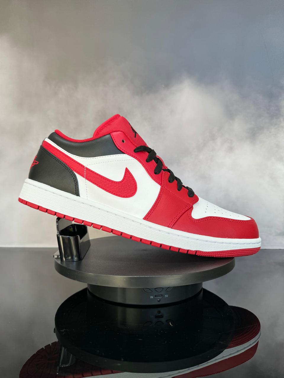 Jordan 1 Low Bulls