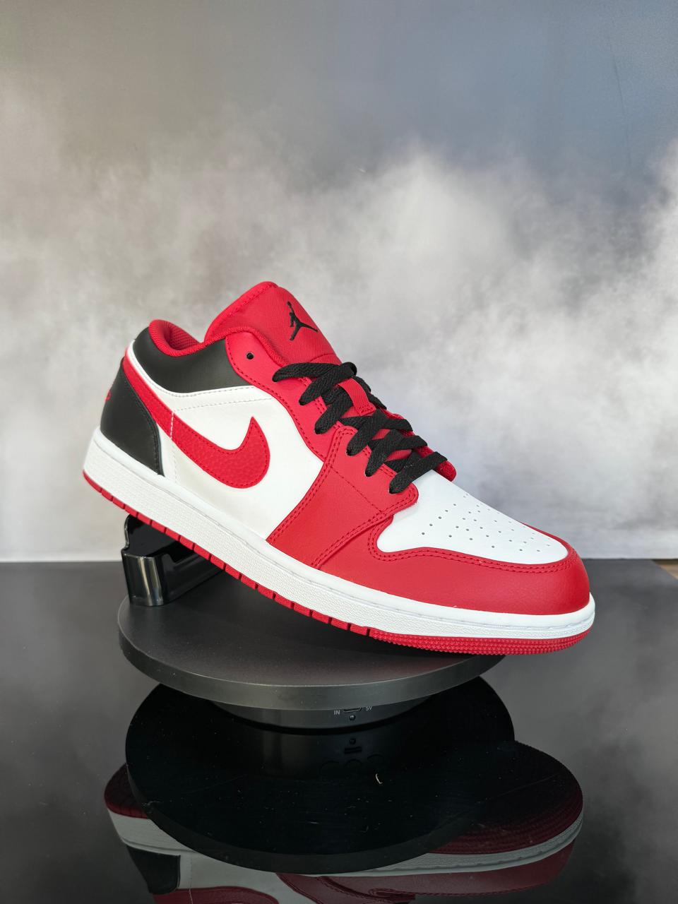 Jordan 1 Low Bulls