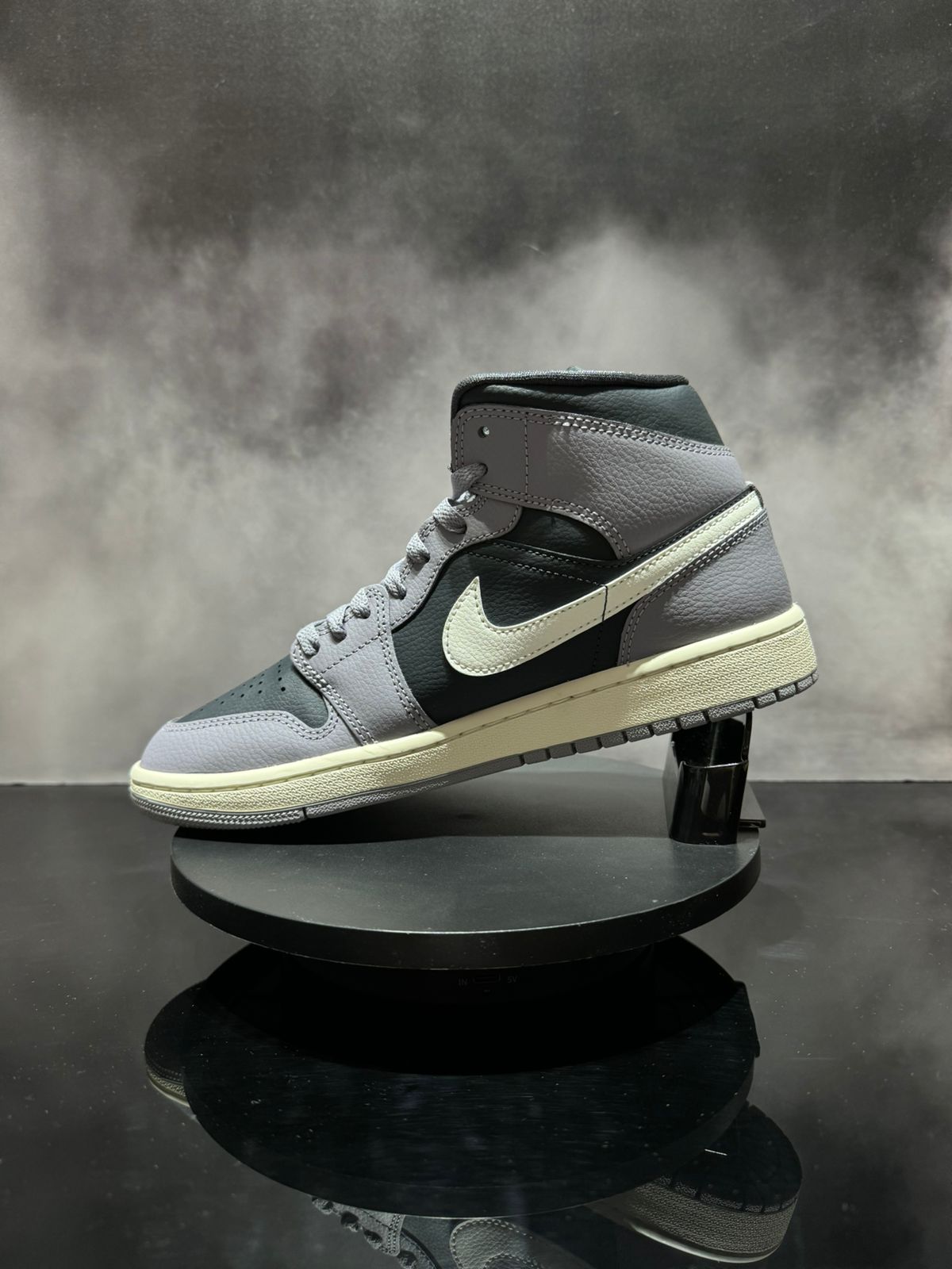 Jordan 1 Mid Cement Grey W